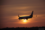 Boeing 737-8Z9, Austrian Airlines, OE-LNP. Flugzeug vor Sonnenuntergang