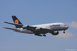 Airbus A-380 vor blauem Himmel im Landeanflug