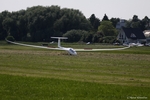 Segelflugzeug landet auf der Graspiste