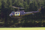 Tiefer Überflug der Bell UH-1D