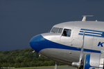 Cockpit der DC-3 vor dunkelgrauer Bewölkung