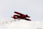 Die Beechcraft D175 Staggerwing beim Überflug