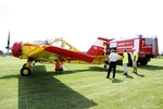 Der Flughafen Paderborn/Lippstadt stellte für den Flugtag ein Löschfahrzeug zur Verfügung. Damit wird hier die Kruk für die Flugvorführung mit Wasser betankt.