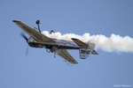 Überflug mit offenem Kabinendach und dem Publikum zuwinkend