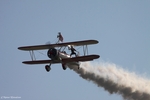 Während der Vorführung wechselt Peggy Krainz mehrfach die Position auf dem Flugzeug.