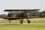 Der Fotograf fliegt in der Boeing Stearman PT-17 