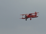 Roter Doppeldecker im Landeanflug