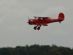 Roter Doppeldecker im Landeanflug