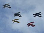 5 Doppeldecker im Formationsflug