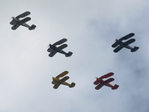 5 Doppeldecker im Formationsflug