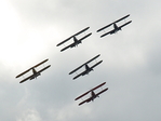 5 Doppeldecker im Formationsflug