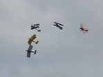 5 Doppeldecker im Formationsflug