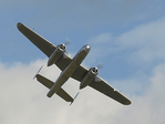 2 motoriger Bomber aus dem 2. Weltkrieg