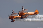 In der Sonne leuchten die beiden orangefarbenen Boeing PT-17 Kaydet