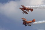 Im Spiegelflug fehlen nur wenige Meter und die beiden Wingwalker können sich mit den Händen berühren.