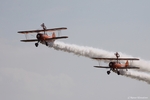 Ein letzter Vorbeiflug des Breitling Wingwalking Teams vor den Zuschauern