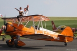 Danielle Hughes und Pilot Martyn Carrington mit der Boeing PT-17 N707TJ