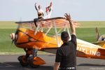 Moderator Uli Dembinski winkt dem Team der Breitling Wingwalker zu