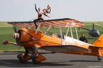 Stella Guilding und Pilot David Barell mit der Boeing PT-17 N74189