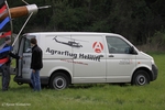 Die Mannschaft von Agrarflug-Helilift bereitet das Anhängen vor