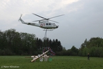 Der Hubschrauber steigt langsam nach oben