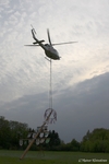 Der Hubschrauber steigt langsam nach oben und hebt dabei den Maibaum an