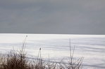 Grauer Himmel hinter verschneiter Landschaft