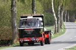 Schwarzer Büssing LKW färht auf einer Allee