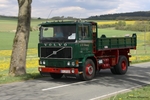 Ein dunkelgrüner Volvo-LKW