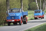 2 in Blau und Rot lackierte LKW