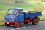 Blau und Rot lackierter LKW