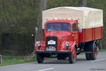 Roter Frontlenker LKW mit Planenaufbau