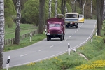 2 LKW und ein VW-Bus auf der Strasse