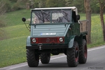 Dunkelgrüner Unimog