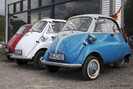 Eine rote, weiße und blaue BMW-Isetta