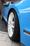 TuneUp-Meeting Zeche Westfalen in Ahlen. Seite eines blauen Autos mit weißen Felgen