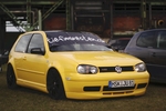 TuneUp-Meeting Zeche Westfalen in Ahlen. Gelber VW Golf vor Schachthalle