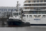Der Schlepper Bremerhaven zieht die AIDAblu mühelos.