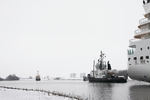 Die Friesland fährt ein Stück vor der Bremerhaven die Ems abwärts